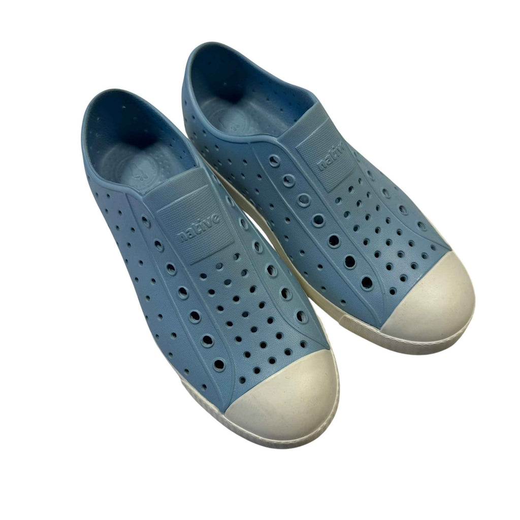 Native Jefferson Slip-On Shoes Light Blue J3 NEWNative Shoes Jefferson Kids Slip-On Sneaker - Skyway/Flux Blue & Shell White, Size Junior 3 (J3) - Ready Kids Canada